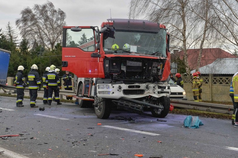 W wypadku zginął kierowca wozu strażackiego i siedząca obok druhna /Piotr Lampkowski /Agencja SE/East News