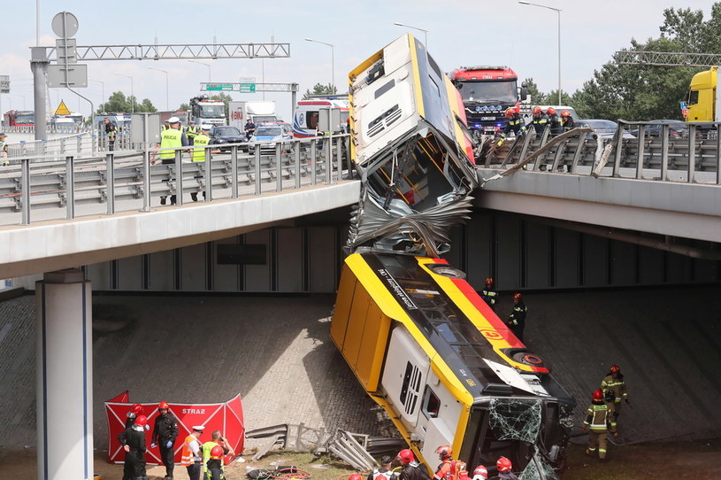 W wypadku zginęła jedna osoba, kilkanaście zostało rannych /PAP