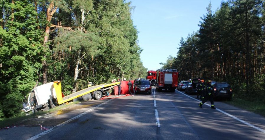 W wypadku zginęli rodzice i 2-letnie dziecko. Policja szuka świadków /Policja