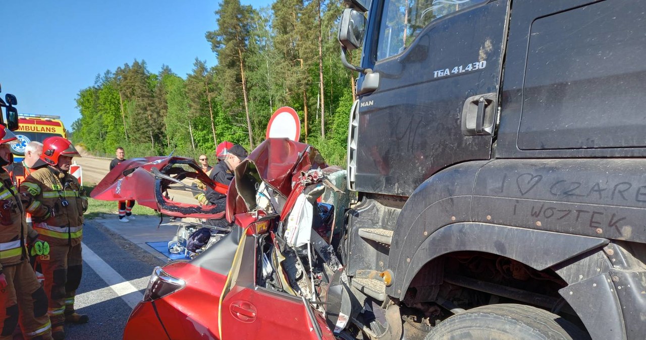 W wypadku zginęły trzy osoby jadące Toyotą, w tym dwoje dzieci / Fot: Straż Pożarna /