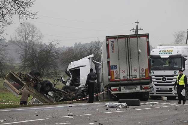 W wypadku zginęły trzy osoby z samochodu dostawczego /PAP