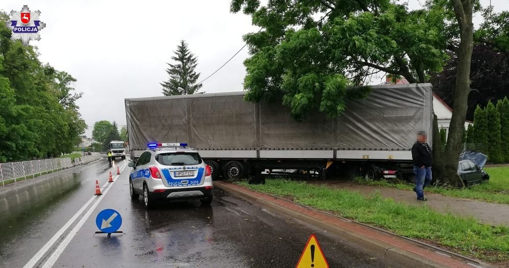 W wypadku został ranny kierowca Skody, na którą wpadła ciężarówka /Informacja prasowa