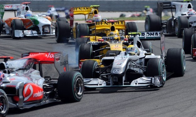W wyścigu o GP Turcji Robert Kubica podążał jak cień za Nico Rosbergiem /AFP