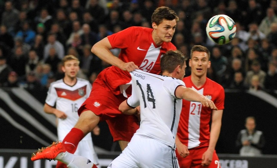 W wyskoku do piłki Michał Żyro (po lewej) i Niemiec Oliver Sorg, w głębi Arkadiusz Milik (z numerem 21) /Bartłomiej Zborowski /PAP