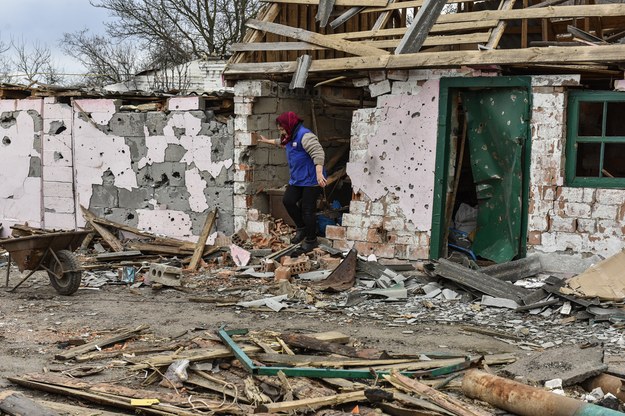W wyzwolonych miejscowościach Ukraińcy wracają do swoich domów - często kompletnie zniszczonych /OLEG PETRASYUK /PAP/EPA