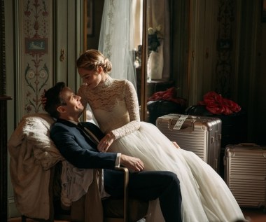 W "Zabawie w pochowanego" Samara Weaving wciela się w postać Grace, ujmującej młodej kobiety pochodzącej z ubogiej rodziny, którą uwodzi bogaty Alex Le Domas (Mark O’Brien). Ich 18-miesięczny romans kończy się ślubem w jego rodzinnym majątku. 