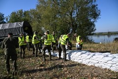 W Żabnicy w powiecie gryfińskim trwa wzmacnianie i budowa wałów przeciwpowodziowych