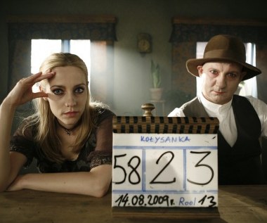 W zagadkowych okolicznościach znikają kolejno mieszkańcy i goście pewnej malowniczej miejscowości. Atmosfera gęstnieje ze sceny na scenę, a motorem potęgującym napięcie jest śledztwo prowadzone przez parę policjantów - fot. Artur Siennicki