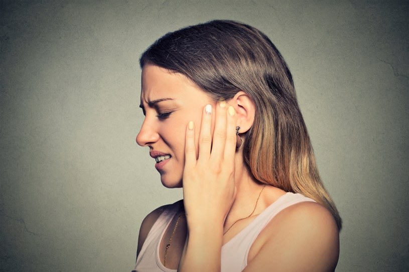 W zakażeniu COVID-19 może pojawić się ból ucha oraz szumy i dzwonienia w uszach /123RF/PICSEL