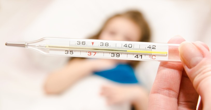 W zakażeniu wirusami dziecku może towarzyszyć gorączka nawet powyżej 39 stopni Celsjusza /123RF/PICSEL
