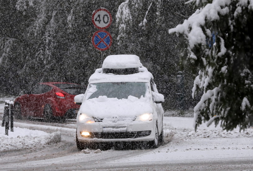 W Zakopanem spadł śnieg i utrudnił życie kierowcom / 	Grzegorz Momot    /PAP