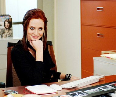 W zakręconym światku nowojorskiej mody, gdzie rozmiar 0 jest nową 2, zaś 6 jest nową ósemką, a zła fryzura może doprowadzić do końca kariery, wyrocznią jest magazyn "Runway" [wybieg]. Prowadzony nieskazitelnie wypielęgnowaną dłonią Mirandy Priestley (Meryl Streep) – najpotężniejszej kobiety w branży – "Runway" jest postrachem dla każdego, kto chce cokolwiek znaczyć w tej dziedzinie.    

Miranda jest zimna, nie okazuje uczuć i ma tylko jeden cel: swoją pracę. W miarę upływu czasu i rosnącego doświadczenia Andy (Anne Hathaway) zaczyna patrzeć na szefową innym wzrokiem. "Andy uczy się od Mirandy uporu w dążeniu do dziennikarskiej doskonałości" – mówi Hathaway. "Uczy się od niej, jak być najlepszym". Andy zaprzyjaźnia się z szefową asystentek Mirandy, Emily, graną właśnie przez Emily Blunt. 