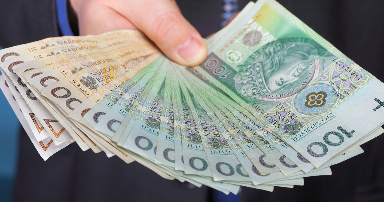 W zależności od stażu pracy, zwalniani w ramach programu dostaną od 18 do 24 miesięcznych pensji /123RF/PICSEL