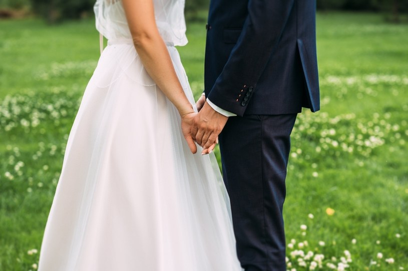W zależności od stopnia pokrewieństwa i zażyłości z nowożeńcami, wartość koperty jest inna /123RF/PICSEL