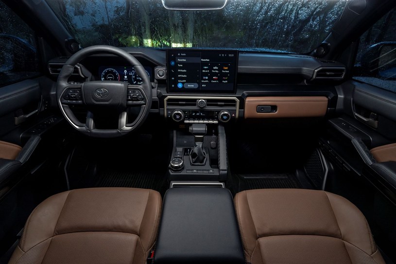 W zależności od wersji wyposażeniowej Toyota 4Runner wyposażona będzie w 8- lub 14-calowy ekran multimediów. /materiały prasowe