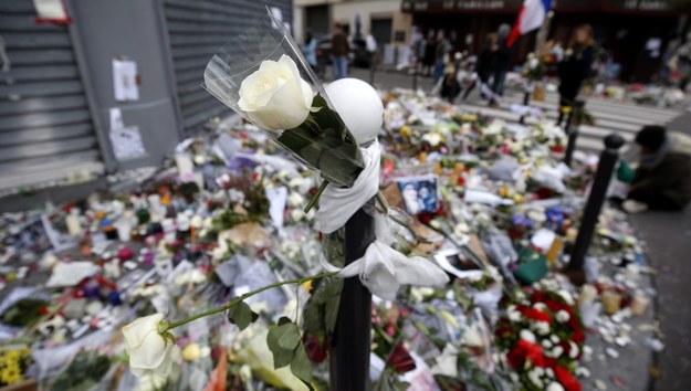 W zamachach w Paryżu zginęło 130 osób /SEBASTIEN NOGIER  /PAP/EPA