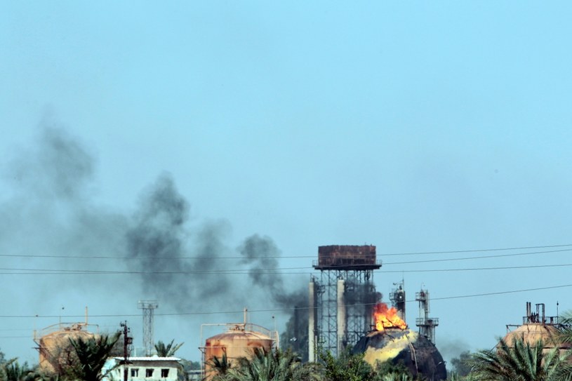 W zamachu na państwową gazownię na północnych przedmieściach Bagdadu w niedzielę rano śmierć poniosło co najmniej 11 osób /SABAH ARAR / AFP /AFP