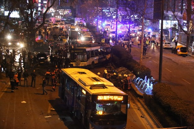 W zamachu w Ankarze zginęły co najmniej 34 osoby /STR /PAP/EPA