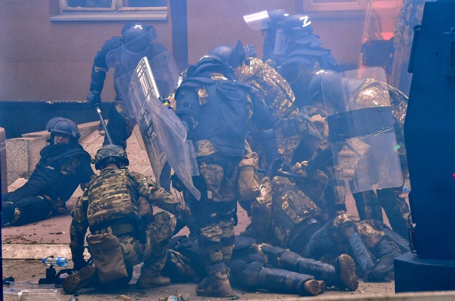 W zamieszkach rannych zostało 25 żołnierzy KFOR /	GEORGI LICOVSKI /PAP/EPA