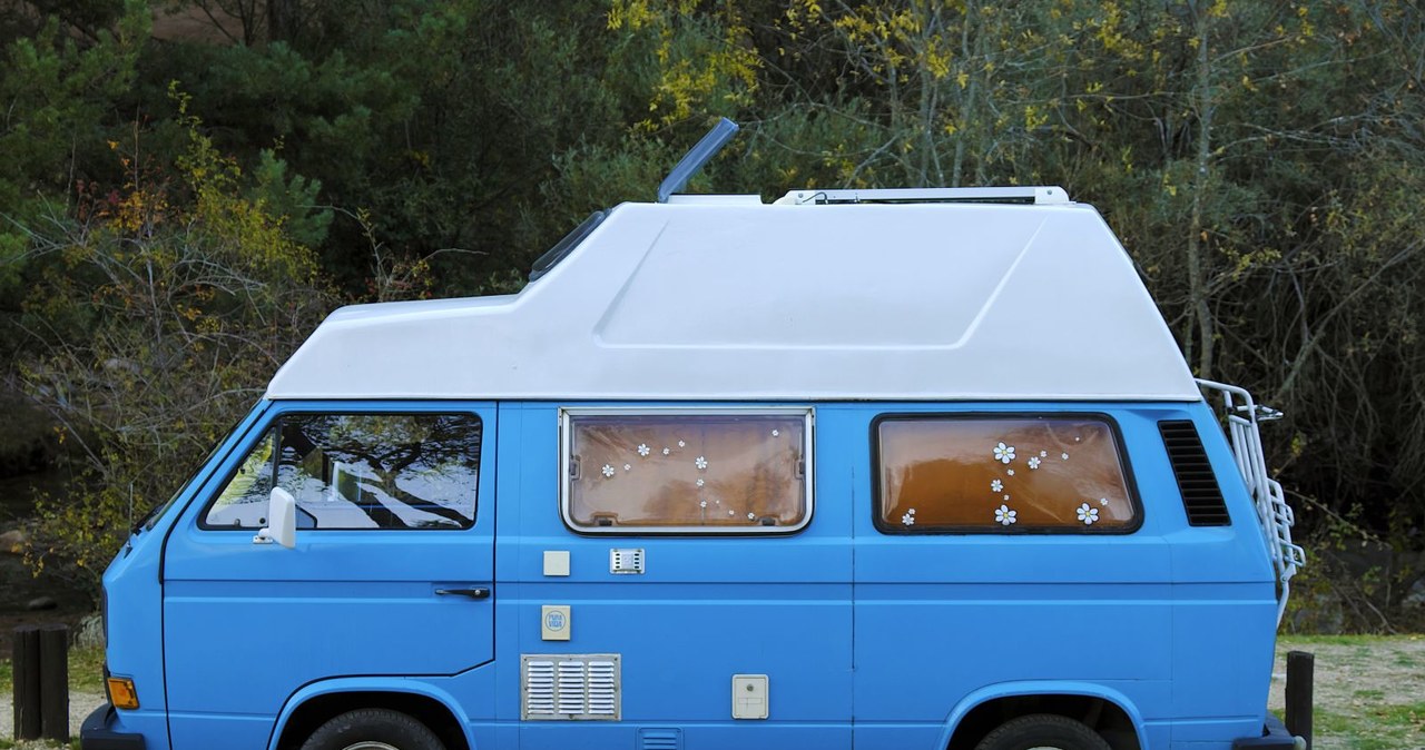 W zaparkowanym w Koszalinie Volkswagenie T3 znaleziono zwłoki mężczyzny w znacznym stopniu rozkładu. Ciało zabrano, auto zostało na parkingu. Zdjęcie poglądowe /Getty Images