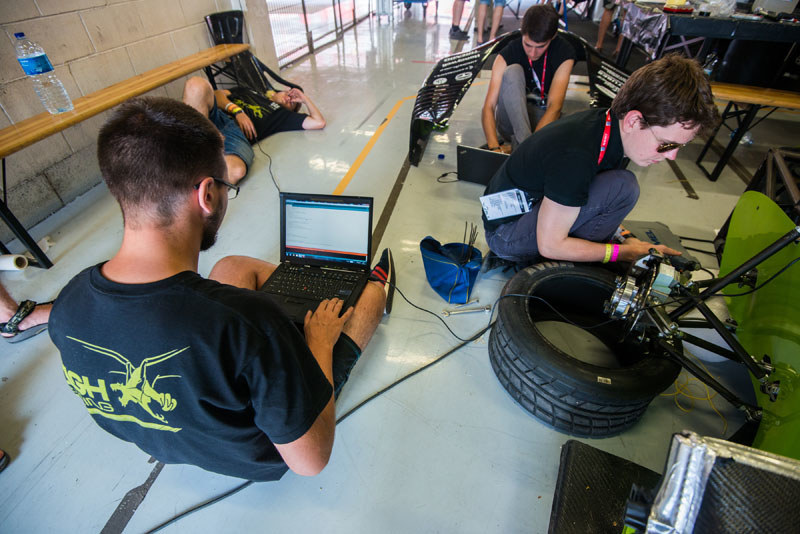 W zawodach Formuły Student nie ma pit-stopów, ale mechanicy mają pełne ręce roboty /http://www.racing.agh.edu.pl /materiały prasowe