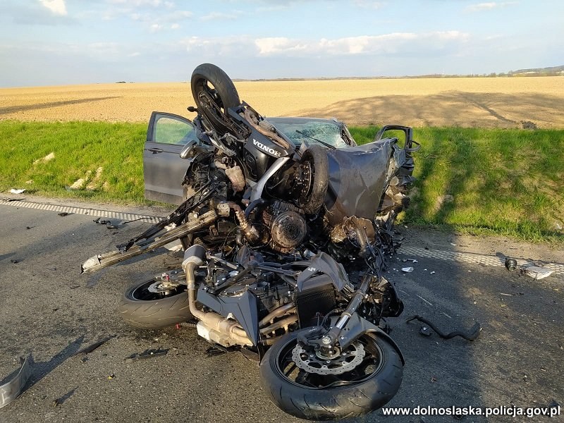 W zdarzeniu brał udział samochód osobowy, ciężarowy i dwa motocykle /Policja Dolnośląska /Materiały prasowe