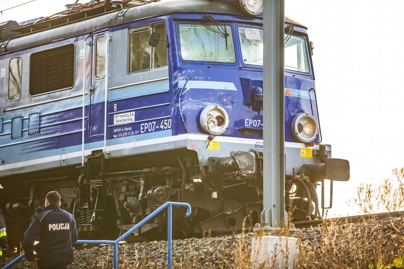 W zderzeniu karetki z pociągiem zginęły dwie osoby, trzecia cudem przeżyła /Bartosz Jankowski /PAP