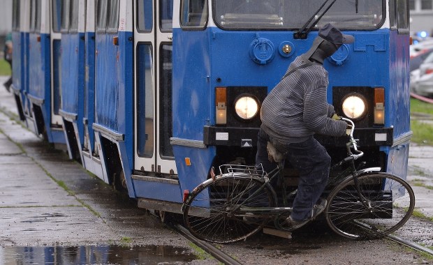 W zderzeniu z tramwajem rowerzysta jest bez szans [FILM]
