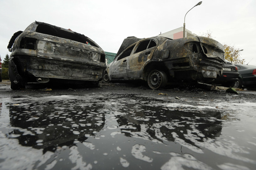 W Zdunach  pod Kaliszem w nocnym pożarze na parkingu depozytowym policji spłonęło 5 pojazdów (zdjęcie ilustracyjne) /Wojciech Strozyk/REPORTER /East News