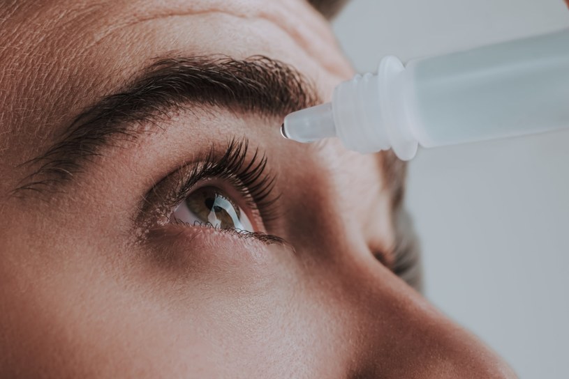 W zespole suchego oka łzy produkowane są w niewystarczającej ilości /123RF/PICSEL