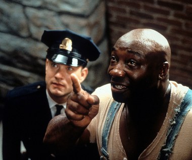 W zestawieniu najważniejszych ról Hanksa trudno byłoby pominąć film "Zielona mila" z 1999 roku, którego akcja rozgrywa się w 1935 roku w celi śmierci w jednym z więzień na Południu Stanów Zjednoczonych i jest adaptacją bestsellerowej powieści Stephena Kinga z 1996 roku. To historia strażnika więziennego, który nawiązuje niezwykłe relacje z więźniem posiadającym magiczny dar.