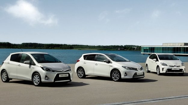 W zeszłym roku co siódmy sprzedany samochód japońskiego koncernu dysponował napędem hybrydowym. Na zdjęciu: europejskie hybrydy Toyoty (od lewej - Yaris, Auris i Prius). /Toyota