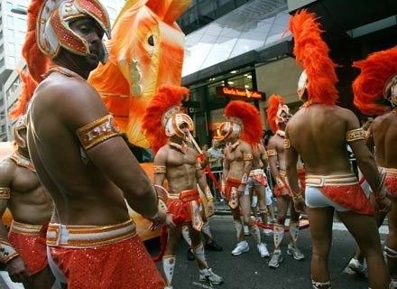 W zeszłym roku parada ściągnęła do Sydney 500 tysięcy turystów. Nz. "gladiatorzy", 1 marca 2007 /AFP