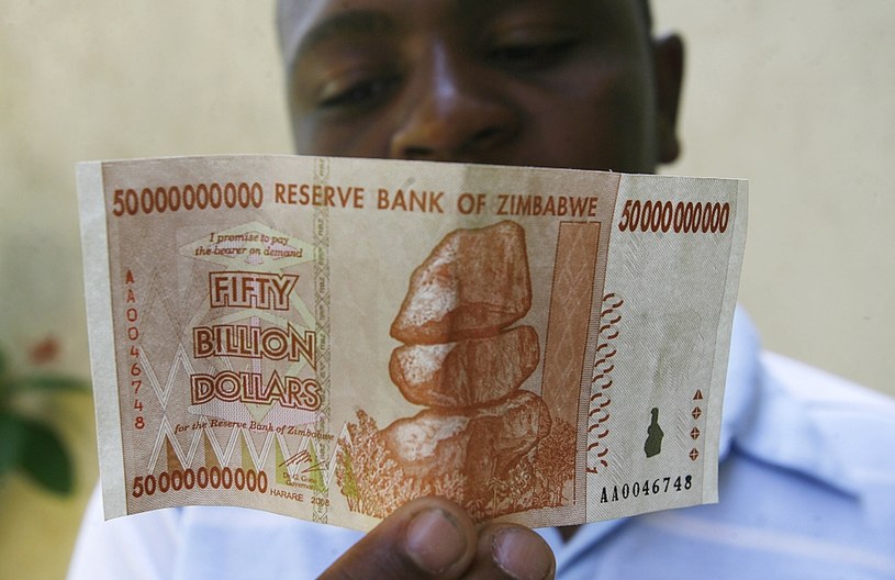 W Zimbabwe każdy obywatel był kiedyś miliarderem. Niestety zera na banknotach niewiele znaczą /Getty Images/Flash Press Media