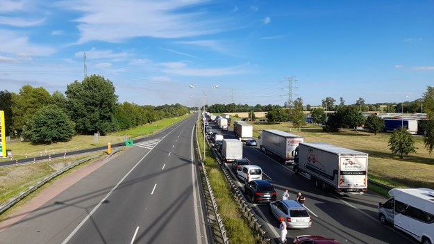 W związku pożarami przy A4, autostrada zamknięta już w obu kierunkach. Widok w stronę Katowic z kładki przy MOP Oleśnica /Gorąca Linia RMF FM