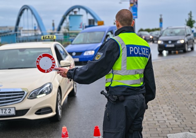 W związku z kontrolami niemieckiej straży granicznej oraz gigantycznymi korkami ruch w Słubicach wzrósł ponad dwukrotnie /PATRICK PLEUL  /PAP/EPA