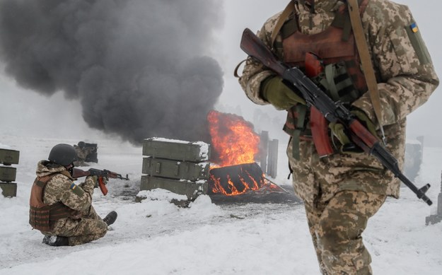 W związku z kryzysem ukraińscy rezerwiści ćwiczą  po wprowadzeniu stanu wojennego w 10 regionach Ukrainy pod koniec listopada /SERGEY DOLZHENKO /PAP/EPA