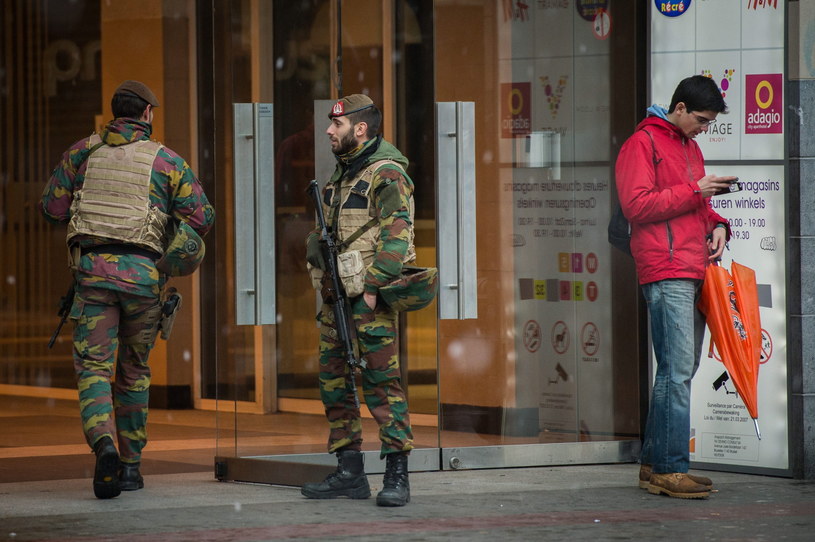 W związku z podwyższonym alertem na ulicach Belgii stacjonuje wojsko /PAP/EPA