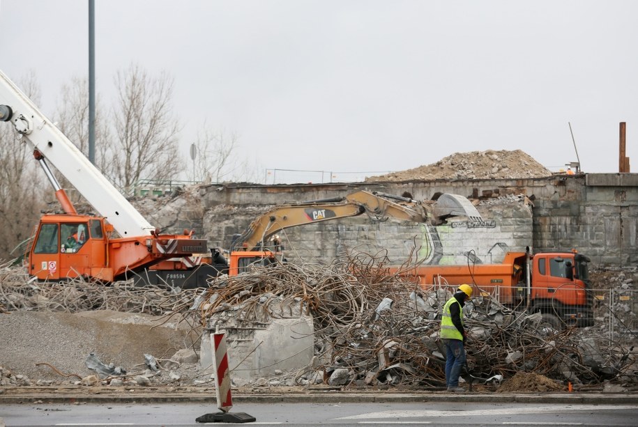 W związku z remontami od poniedziałku do odwołania zmienią się trasy pięciu linii autobusowych /Leszek Szymański /PAP