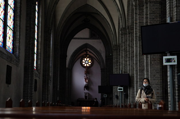 W związku z rozprzestrzenianiem się koronawirusa w kościołach na terenie Korei Południowej nie odprawiano tej niedzieli mszy. Na zdjęciu: opustoszała katedra Myeongdong w Seulu /JEON HEON-KYUN /PAP/EPA