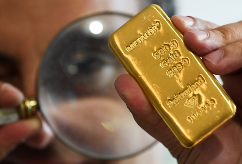 W związku z upadkiem dwóch amerykańskich banków inwestorzy zwrócili się w kierunku bezpiecznej przystani, za którą uchodzi złoto /ALAIN JOCARD /AFP