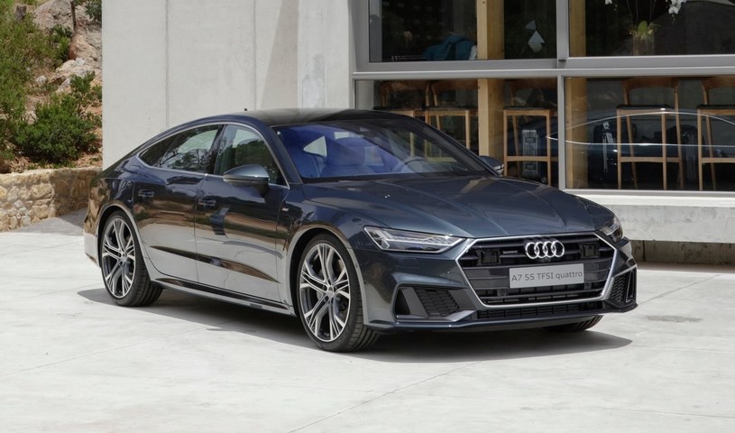 W związku z wprowadzaniem nowych norm z gamy Audi zniknęła między innymi benzynowa wersja 55 TFSI, stosowana we flagowych modelach /Informacja prasowa