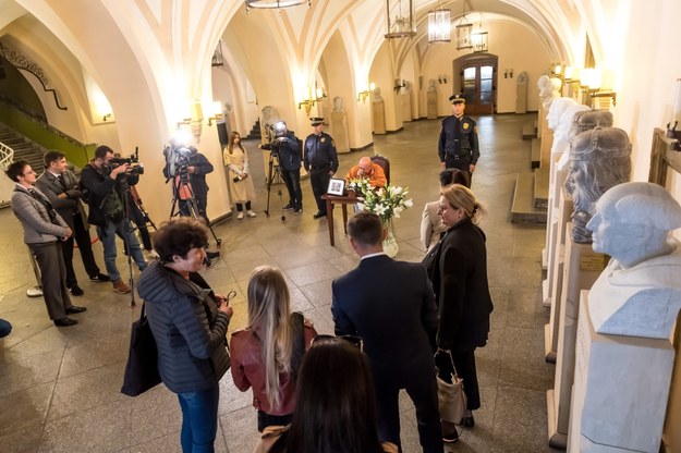 W związku ze śmiercią marszałka seniora Kornela Morawieckiego, we wrocławskim Ratuszu została wystawiona księga kondolencyjna / 	Maciej Kulczyński    /PAP
