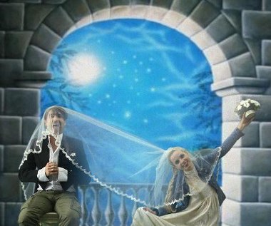 W życie dwójki trzydziestolatków wkracza ktoś, kto sprawi, że będą musieli na nowo określić, czym jest dla nich wzajemne uczucie. Początkowo ufni i otwarci, potem zagubieni i coraz bardziej oddalający się od siebie bohaterowie zmuszeni są postawić sobie niezwykle ważne pytania. Czy chcą się wszystkim dzielić i czy wszystko powinni wiedzieć?