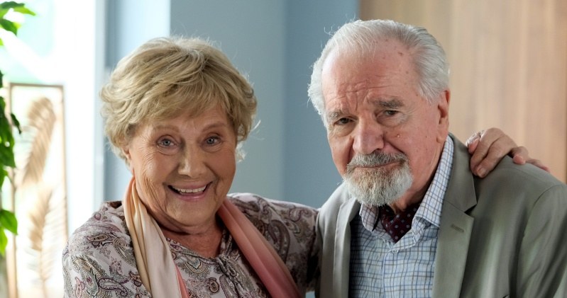 W życiu Barbary (Teresa Lipowska) pojawi się wyjątkowo uroczy i szarmancki mężczyzna - Karol (Stanisław Brejdygant) /Źródło: AIM