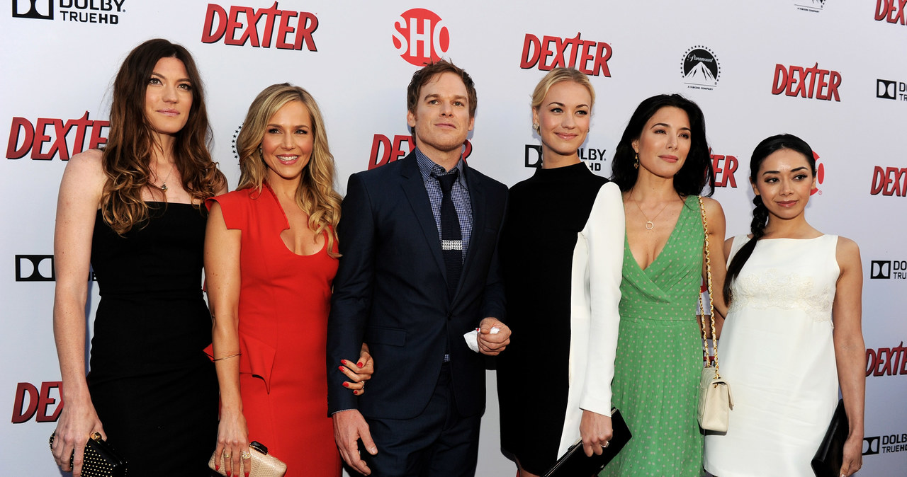 W życiu przystojnego mordercy pojawiło się wiele ślicznych pań. Wcielające się w nie aktorki  (Julie Benz, Yvonne Strahovsky, Jennifer Carpenter, Jaime Murray i Aimee Garcia) uświetniły swoją obecnością premierę 8. serii. /Kevin Winter /Getty Images