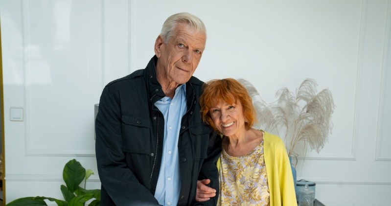 W życiu spragnionej miłości pani Oli (Ewa Kolasińska) pojawi się pan Mirek (Marcin Sosnowski) /Źródło: AIM