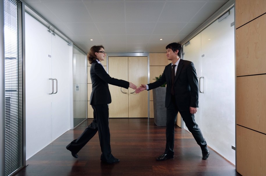 W życiu zawodowym, powiada się, nie ma płci, jest za to hierarchia. Stąd też pierwszeństwo ma zawsze osoba na wyższym stanowisku /PAP/DPA /PAP/EPA