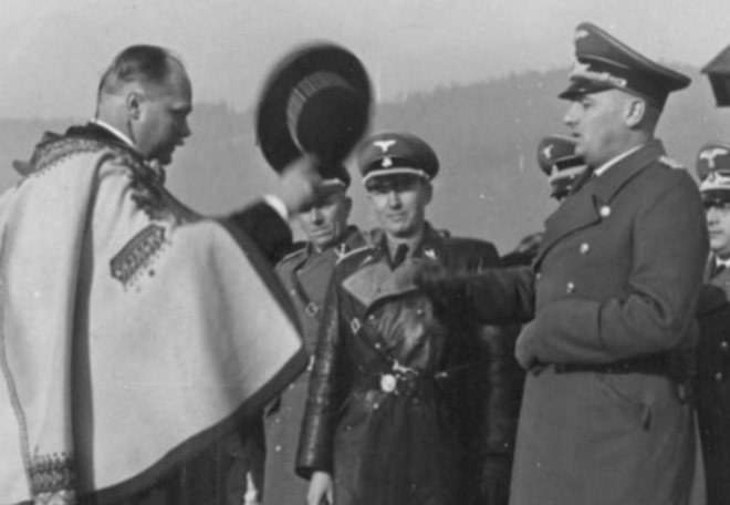 Wacław Krzeptowski wita się z Hansem Frankiem /Narodowe Archiwum Cyfrowe /materiały prasowe