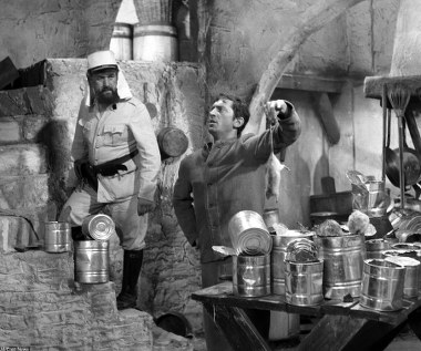 Wacława Kowalskiego oglądaliśmy też w epizodycznych rolach w popularnych telewizyjnych produkcjach. W "Jak rozpętałem drugą wojnę światową" (1969, na zdjęciu) wcielił się w postać sierżanta Legii Cudzoziemskiej - Kiedrosa, w "40-latku" (1974) przypadła mu w udziale rola Popielaka, wreszcie w serialu "Polskie drogi" pojawił się jako kościelny Wawrzyniec Kulpiński.